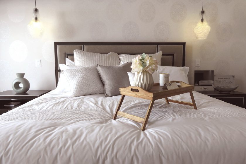 Jak łatwo i tanio odmienić sypialnię? Postaw na nową narzutę!