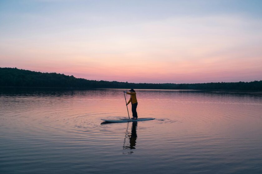 Gdzie popływać na desce SUP w okolicy Warszawy? Najlepsze miejsca na wodną przygodę